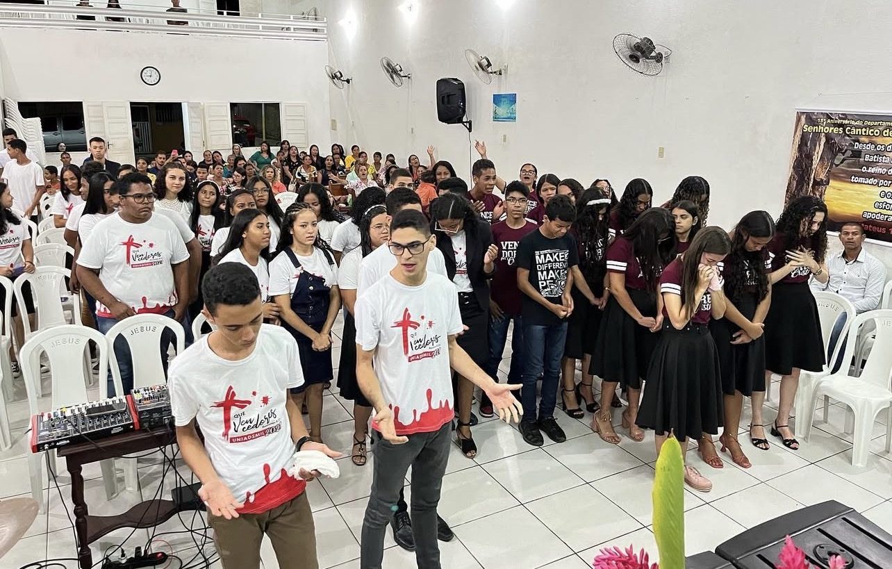 Jovens em adoração