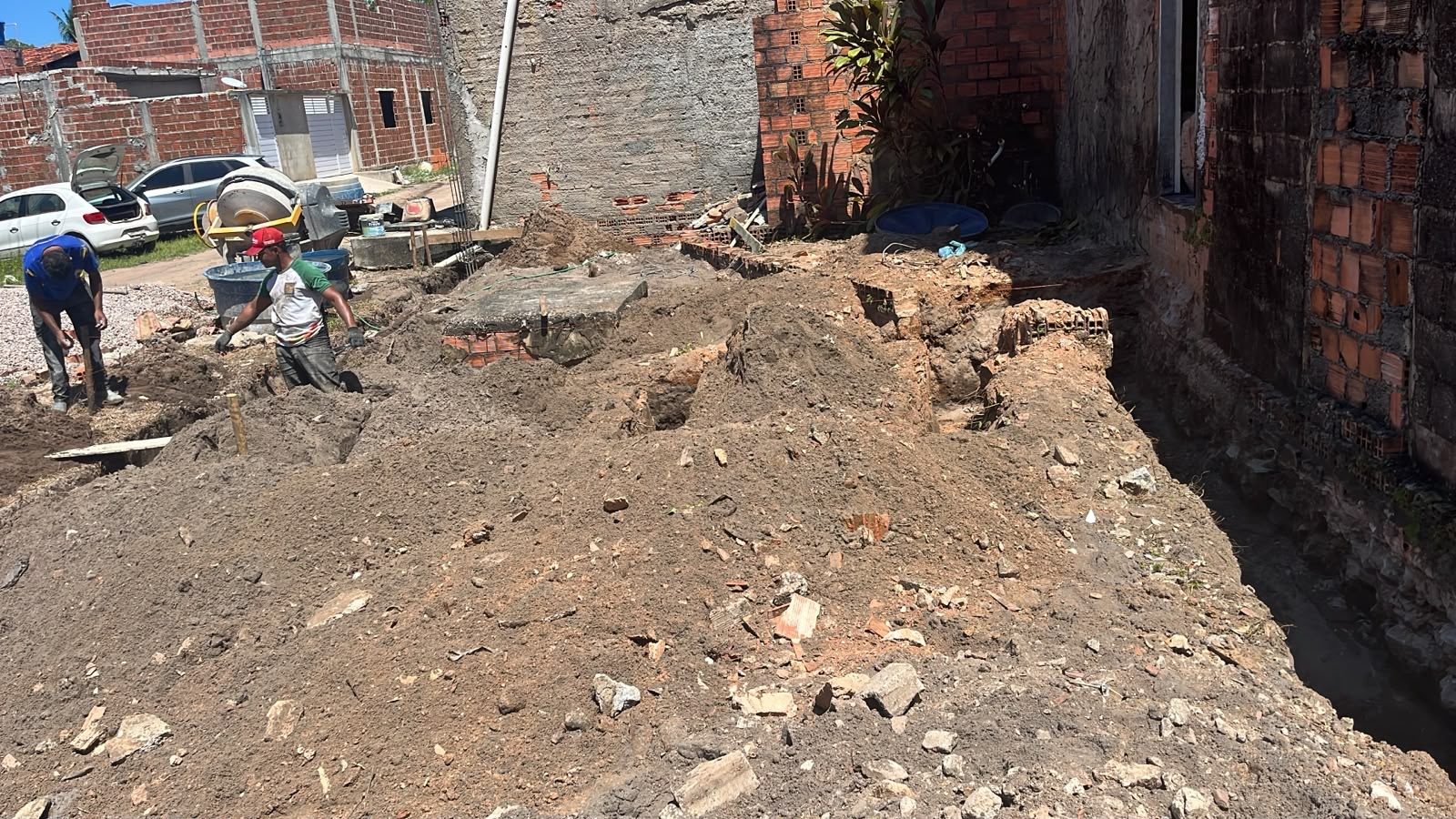 Canteiro de obras: terra, cimento e materiais no terreno